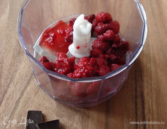 Делаем мусс:
Желатин замочить в холодной воде.Малину разморозить.Затем пюрировать.