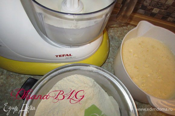 Духовку разогреть до 180 градусов. Приготовить бисквит по рецепту http://www.edimdoma.ru/recipes/38182.