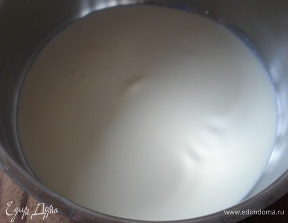 50 г сливок довести до кипения,снять с огня,добавить желатин,мешать до полного растворения желатина.
 