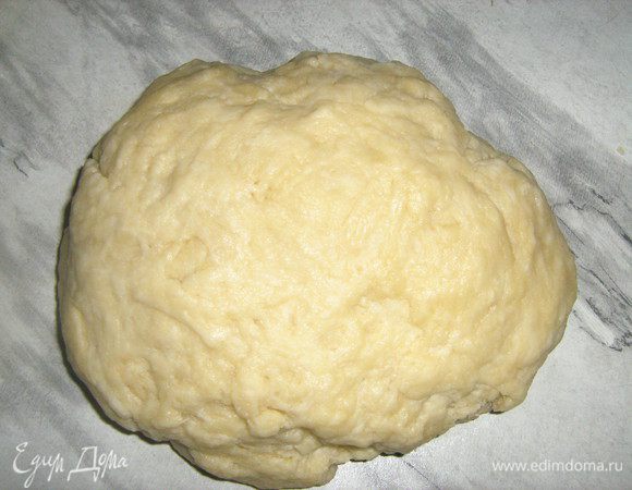 Муку просеять, добавить масло, воду,смешанную с лимонной кислотой, соль. Замесить тесто. Поставить в холодильник на полчаса.