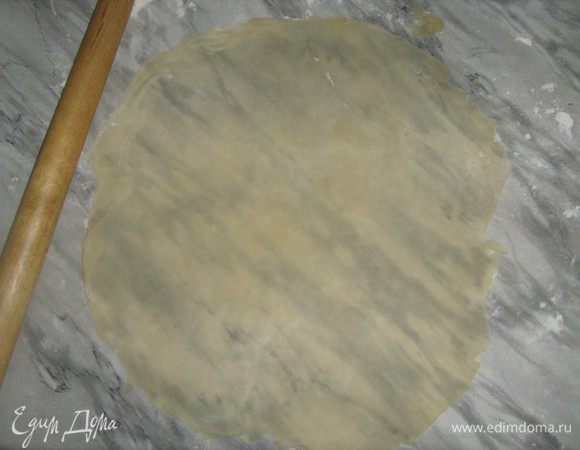 Поделить тесто на 12 частей и раскатать тоненько. Тесто очень послушное. Я делала квадраты 30х30. Остальное тесто во время раскатки держать в холодильнике. 