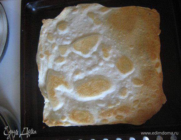 Коржи на противень перекладывать скалкой, выпекать минуты 3-4 до золотистого цвета.