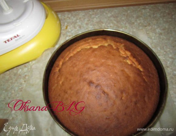 Выпекать бисквит 40-50 минут. Готовность проверить деревянной палочкой, она должна быть сухой.