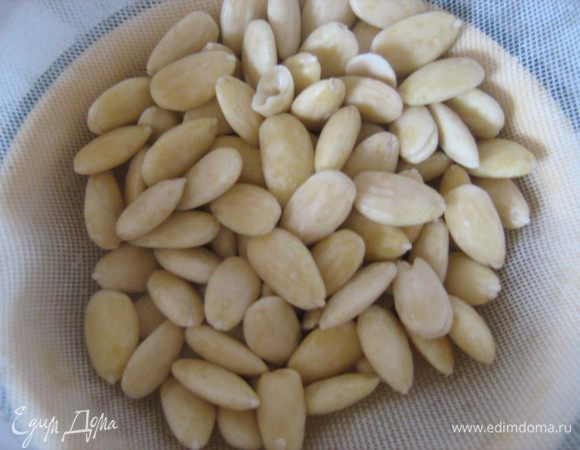 Крем. Миндаль залить кипятком на полчаса. Снять шкурку.