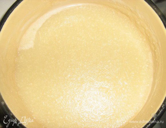 Воду вскипятить, залить туда миндаль, довести до кипения, всыпать тоненькой струйкой манку, варить до загустения