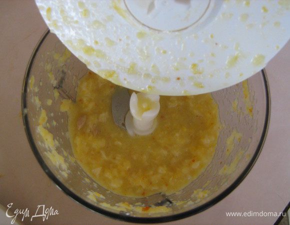 Охладить слегка. Тем временем с лимона на терке стереть цедру, а его почистить, вынуть семечки, смолоть в блендере или мясорубке вместе с цедрой.