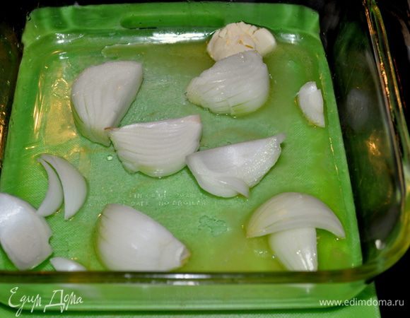 Разогреть духовку до 190гр.Разогреть форму или скововороду жаропрочную в духовке,положив слив.масло и олив.масло.Добавить лук и готовить примерно 15мин. или до мягкого состояния лука.