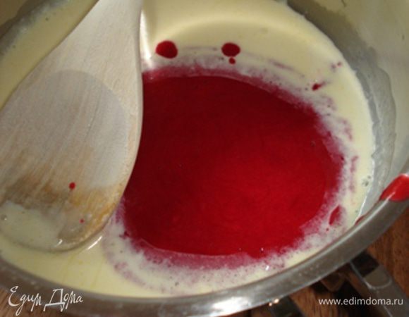 Добавить малиновое пюре,перемeшать до однородной массы.
