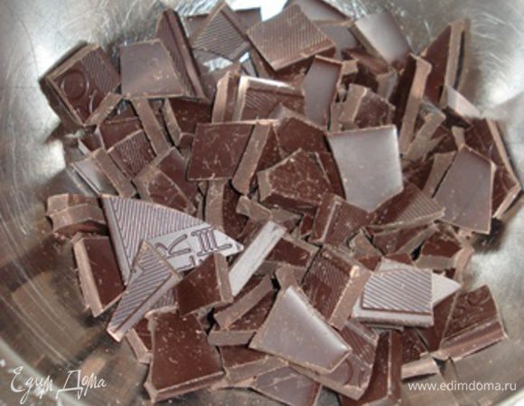 Шоколад мелко поломать и растопить на водяной бане.


