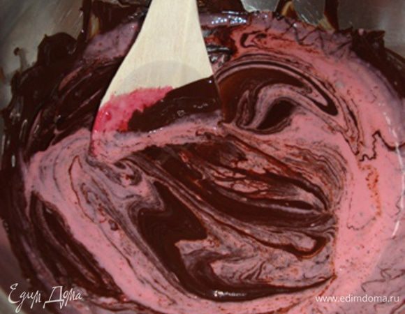 Вмешать шоколад в желатиновую массу.