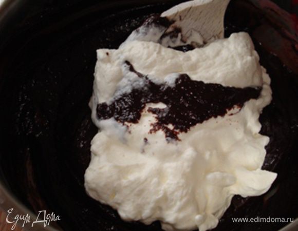 300 г сливок взбить до устойчивых пиков и вмешать их в шоколадную массу.
