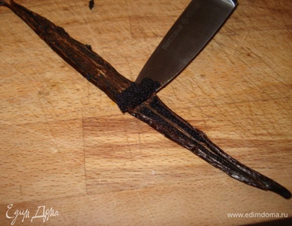 Ванильный крем:
Желатин замочить в холодной воде. Стручок ванили разрезать посередине,выбрать семена.