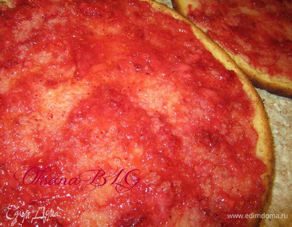 Покрыть перетертой клубникой коржи.