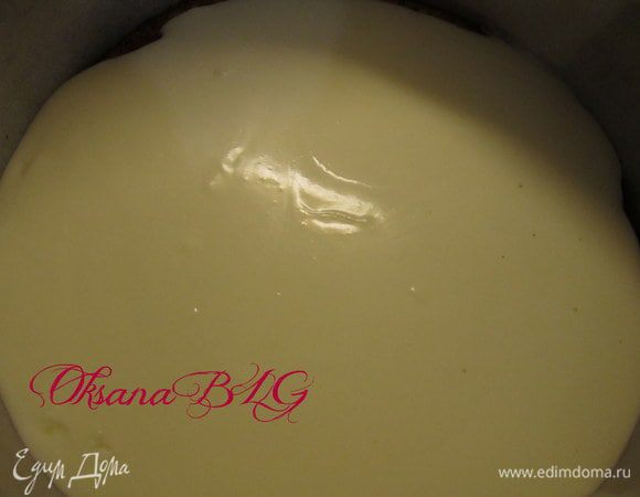 В форму выложить один корж. Залить половину суфле.