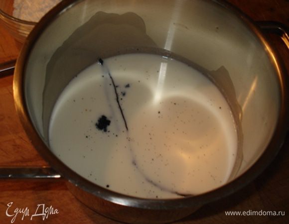 В кастрюлю налить молоко,добавить семена и стручок ванили и довести до кипения.Снять с огня,накрыть крышкой и оставить на 30 мин.
