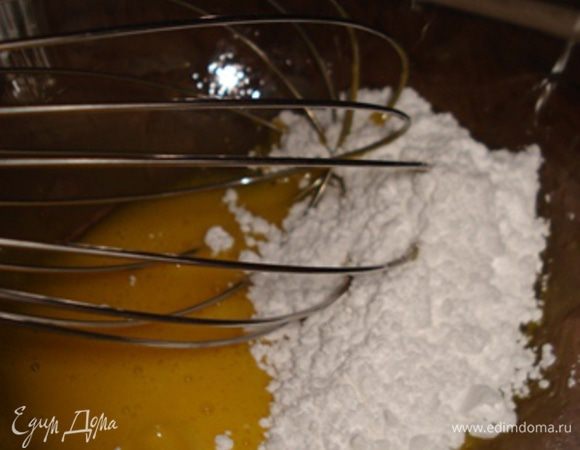 Желтки растереть с сах.пудрой.