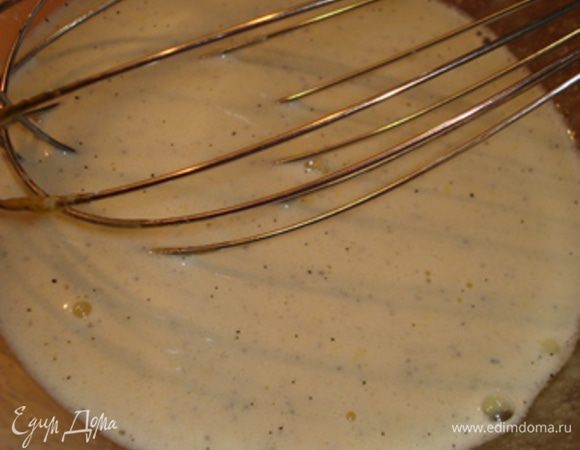 Добавить к желткам молоко,перемешать.
