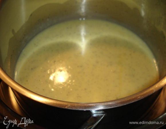 Затем перелить массу в кастрюлю и поставить на средний огонь.Держать на огне пока масса не станет более густой.При этом необходимо постоянно перемешивать,но не доводить до кипения.