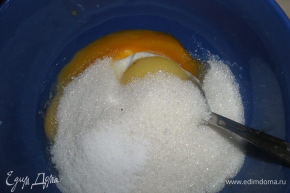 В отдельной миске смешиваем сметану,яйца, соль и сахар. Вводим в масляно-мучную смесь. Змешиваем тесто. Оно будет достаточно мягким и липким. Скатываем его в шар и убираем в холодильник на 1 час.