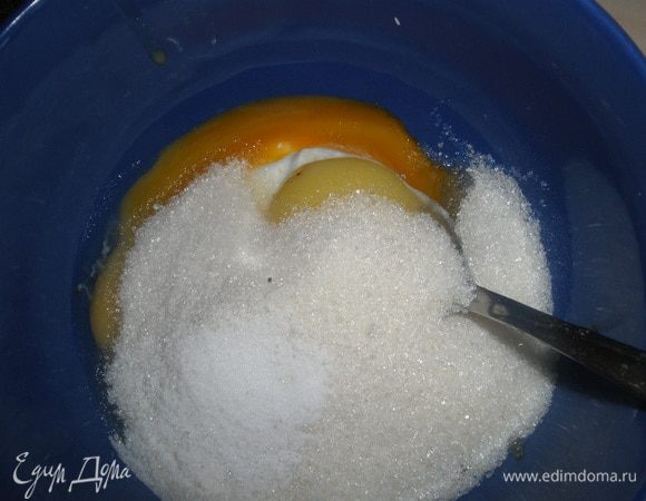 В отдельной миске смешиваем сметану,яйца, соль и сахар. Вводим в масляно-мучную смесь. Змешиваем тесто. Оно будет достаточно мягким и липким. Скатываем его в шар и убираем в холодильник на 1 час. 