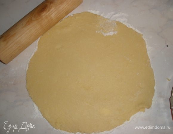 Охлажденное тесто делим на 2 части. Та что побольше будет основанием, а вторая пойдет на полоски. 