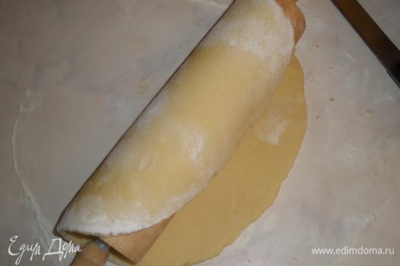 Основание раскатываем и с помощью скалки переносим в смазанную маслом форму. Руками аккуратно распределяем тесто и делаем бортики высотой 4 см. Лишнее тесто отрезаем.