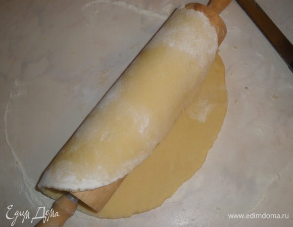Основание раскатываем и с помощью скалки переносим в смазанную маслом форму. Руками аккуратно распределяем тесто и делаем бортики высотой 4 см. Лишнее тесто отрезаем. 