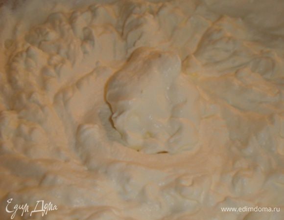 Отдельно взбить сливки до устойчивых пиков.