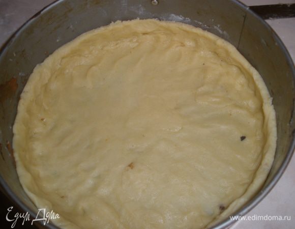 Вот такая заготовка получается. Накалываем ее вилкой и отправляем  в разогретую до 180 градусов духовку на 12 минут.