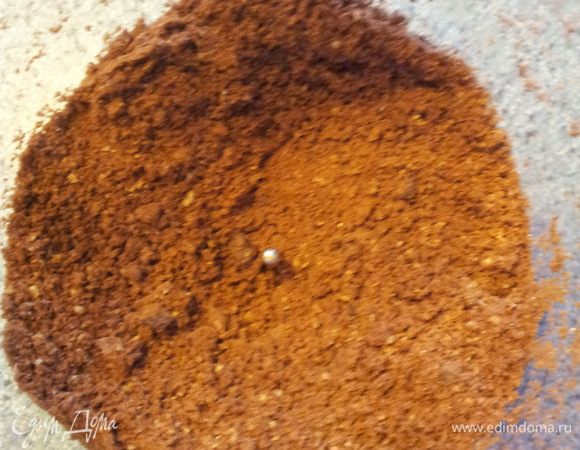 Печенье раскрошить, смешать с растопленным маслом и покрыть смесью дно формы. Поставить в морозилку, пока готовим начинку.