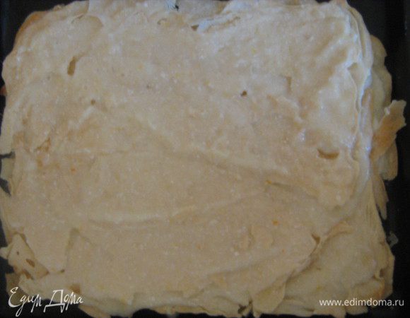 Смешать с заварным кремом и взбить. И прослоить коржи, прижимая их друг к другу. 