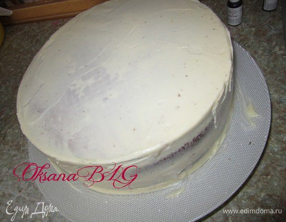 После охлаждения, торт перевернуть и украсить по желанию. Можно просто покрыть взбитыми сливками или белым ганашом. 