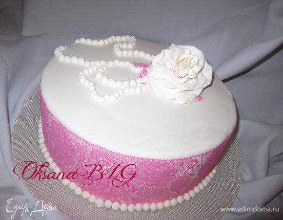 Я делала вариант с мастикой. Выровняла масляным кремом, покрыла белой мастикой и добавила украшения.