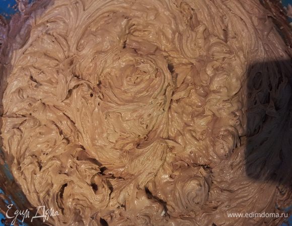 Масло и сахар взбить, добавить по одному желтки. какао развести в 30 мл кипящей воды.Затем залить туда сливки и всыпать муку. Всё это влить в смесь из масла и яиц и размешать. Взбить, добавить сыр и ещё раз взбить.