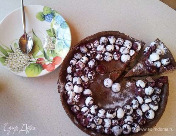 Выложить в форму поверх печенья и запекать в разогретой духовке при 160 градусов около часа. Затем выключить духовку и дать остыть чизкейку. Вынуть тортик из духовки и поставить в холодильник на 4 часа(у меня стоял ночь) Украсить по желанию Я украсила вишнями и сахарной пудрой.