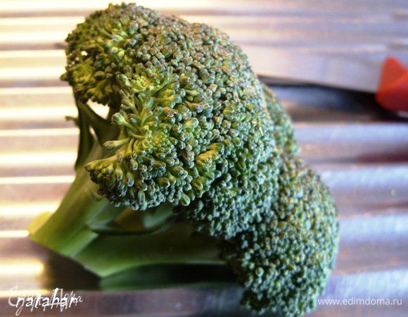 От капустины Брокколи отрезать одну головку соцветий. Помыть и обсушить бумажным полотенцем.