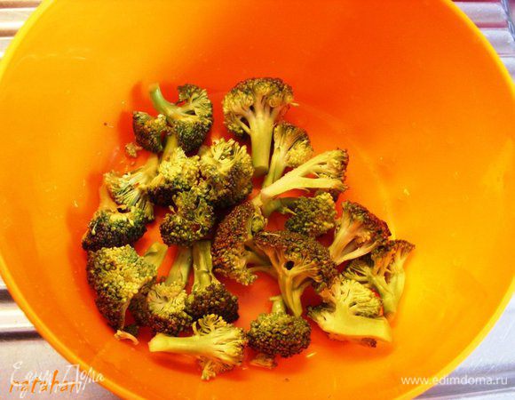 Головку Брокколи разделить на соцветия (1-2 см в диаметре).