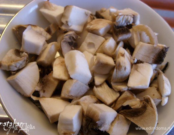 Гриб-шампиньон помыть и обсушить бумажным полотенцем. Мелко нарезать. 