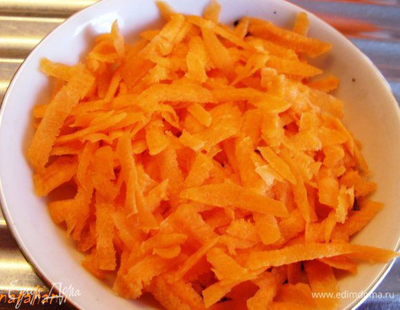 Морковь почистить, помыть и обсушить бумажным полотенцем. 1/3 нашинковать на крупной тёрке. 