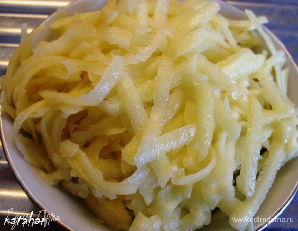 Картофель почистить, помыть и обсушить бумажным полотенцем. Нашинковать на крупной тёрке. 