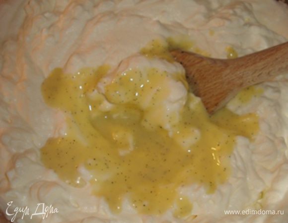 Вмешать ванильный крем в сливки.Дать крему полностью остыть.