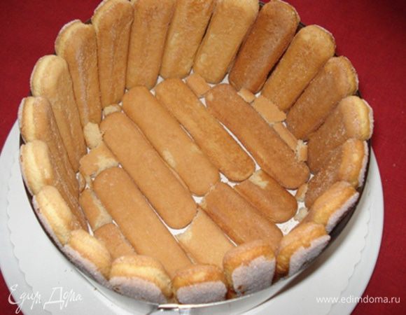 Собираем шарлотку:
Бока и дно формы выложить печеньем.Если делаете в салатнице,дно печеньем не выкладывайте.
