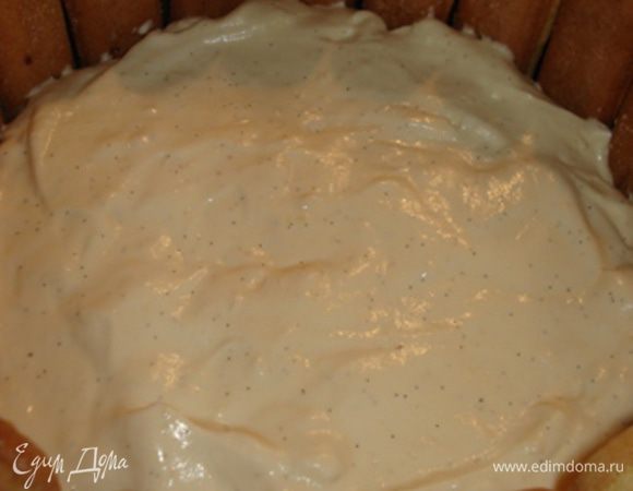 Затем -ванильный крем.
Если делаете в салатнице,то на ванильный крем положите слой печенья.
Накрыть шарлотку и поставить в холодильник на 3 ч.
