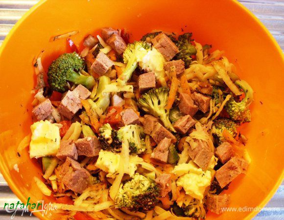 В дозе для СВЧ соединить все овощи и мясо. Посолить, добавить специи и  воду. Всё хорошо перемешать. Уплотнить. Сливочное масло положить сверху.