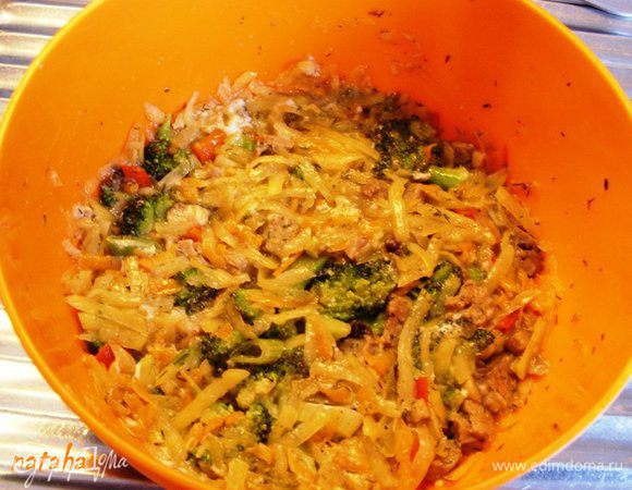 Достать дозу (аккуратно - ПАР!). Попробовать. Добавить по вкусу то, чего не хватает (соль и специи). Добавить взбитое сырое куриное  яйцо и всё тщательно перемешать. Уплотнить, прикрыть крышкой и опять поставить в СВЧ на 1 минуту при мощности 300. Попробовать овощи на готовность. Всё готово!