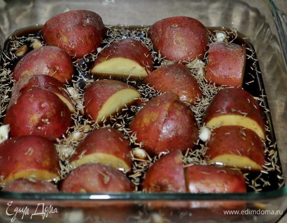 Разогреть духовку до  210гр.
В квадратной форме для духовке скомбинировать картофель,курин. бульон,бальзамич.уксус,чеснок и тимьян/я использовала сухой/. Посолить и поперчить. 