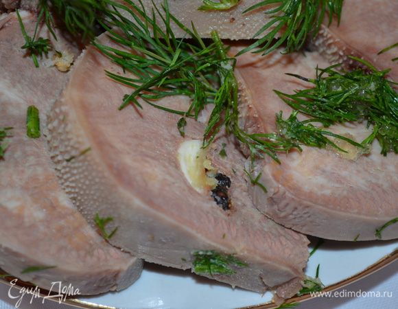 Приготовление: Промываем под проточной водой язык. Кладем в кастрюлю с холодной водой. Когда вода закипела, снимаем пену. Добавляем соль, лук, лавровый лист, черный перец горошком. Варим язык пока он легко не будет протыкаться вилкой ( около 2,5 часов). Вынимаем. Под очень холодной проточной водой снимаем шкурку. Из зубчиков чеснока достаем серединку. В горячем языке делаем проколы, поворачиваем в проколе нож и вставляем чеснок, черный перец горошком, кусочки лаврового листа. Кладем на блюдо, засыпаем мелко порезанным зеленным укропом. Обматываем пищевой пленкой и кладем груз. Оставляем на ночь на окне. МИР ВАМ!