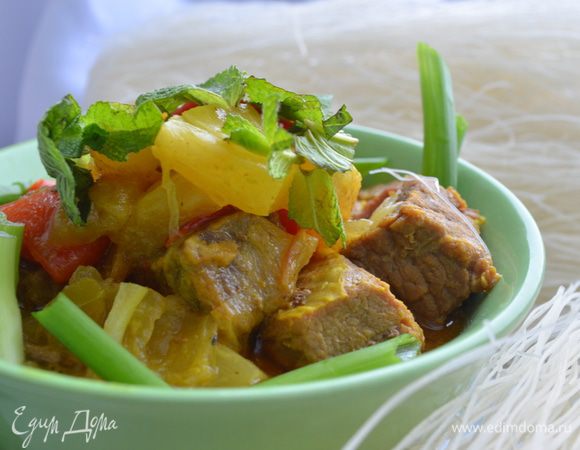 Приготовление: Обжарить на оливковом масле мясо и тушить в небольшом количестве жидкости на маленьком огне до полной мягкости ( около 1,5 часов). Выпарить жидкость. Долить немного масла положить нарезанный крупными квадратами лук, мелко порубленный чеснок. Добавить  крупно нарезанный квадратами болгарский перец и мелко порезанный перец чили. Все обжарить. Положить крупно нарезанный имбирь, куски ананасов и куркуму, посолить и поперчить, обжарить. Влить кокосовое молоко и немного воды, прокипятить.  Всыпать мелко порезанную свежую мяту и крупно порезанный зеленый лук. В качестве гарнира падать рисовую лапшу. МИР ВАМ!