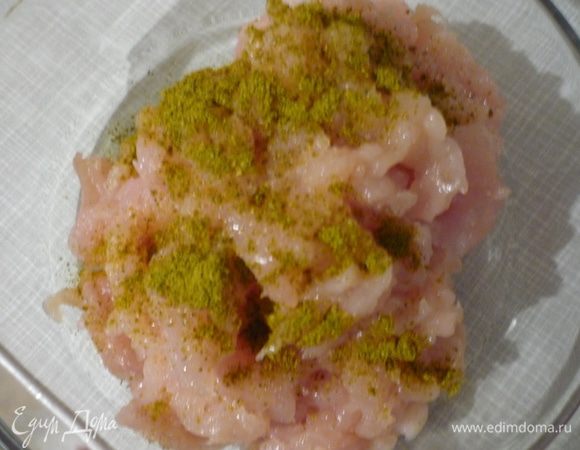 Рубим куриную грудку вручную или в блендере, добавляем карри, хмели-сунели...