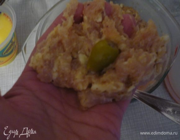 Оливки, начинённые фисташками, укладываем на фарш и придаём форму котлетки. 